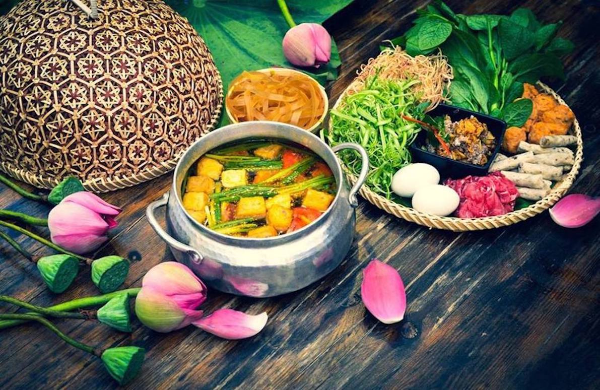 Lẩu Cua Đồng Hột Vịt Lộn - Món Ngon Dinh Dưỡng Cho Ngày Đông