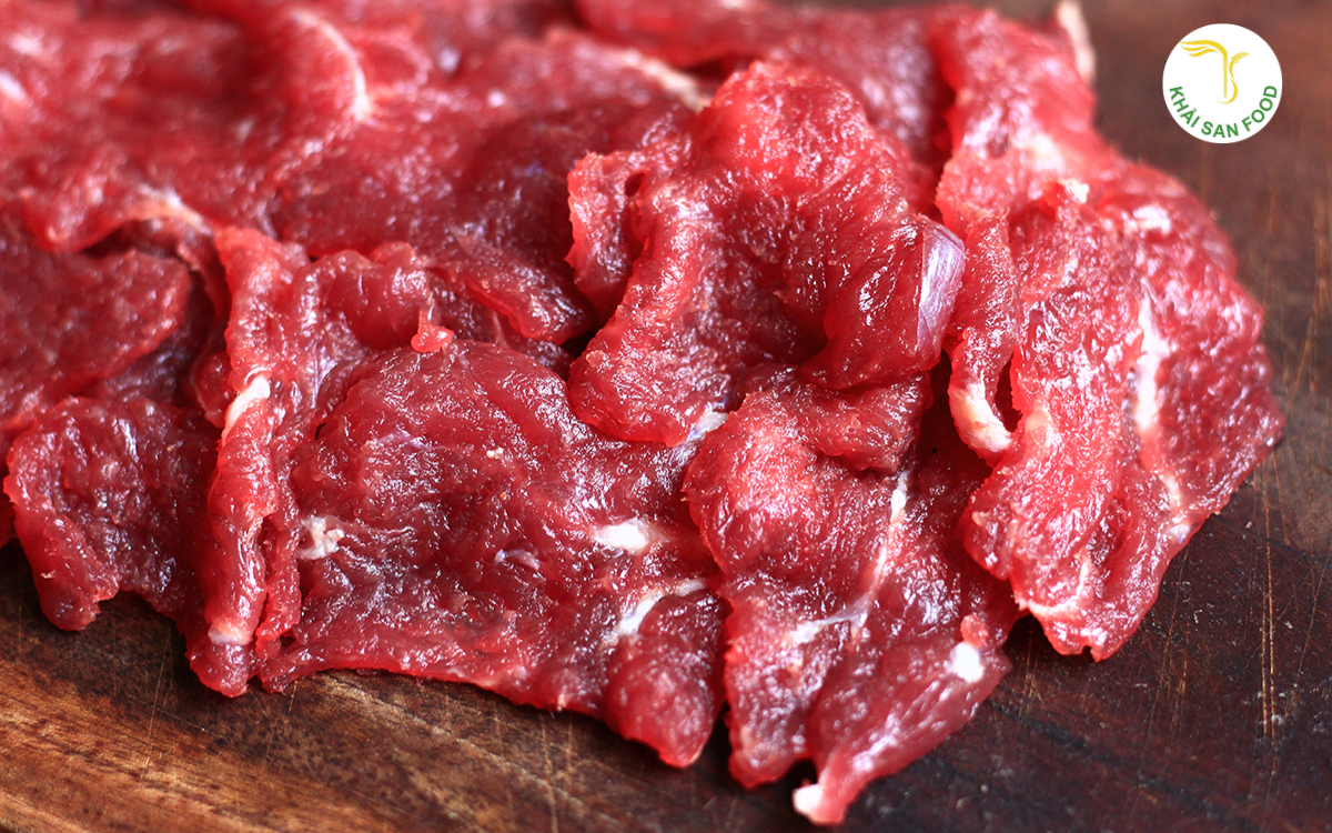 Để món bò xào cần ngon nhất, bạn cần chọn thịt bò tươi và mềm 