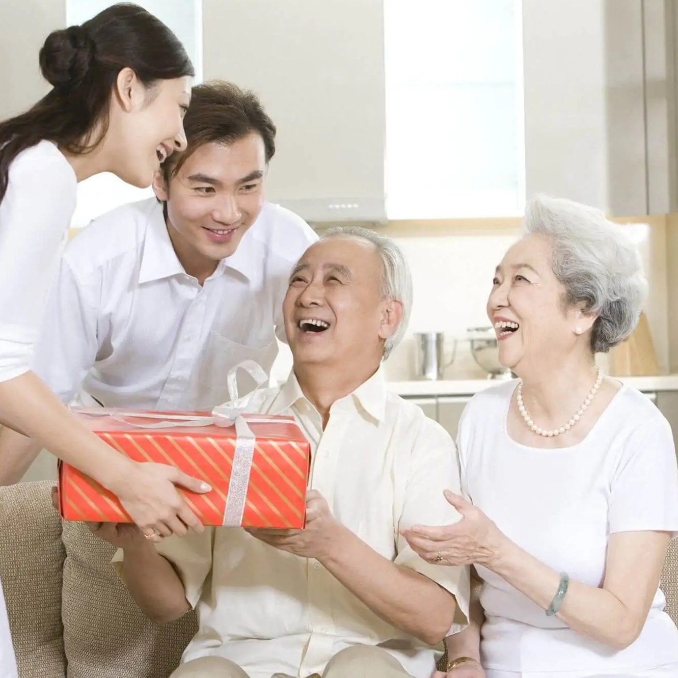 Quà Tặng Sức Khoẻ Cho Ông Bà Mang Ý Nghĩa Như Thế Nào?