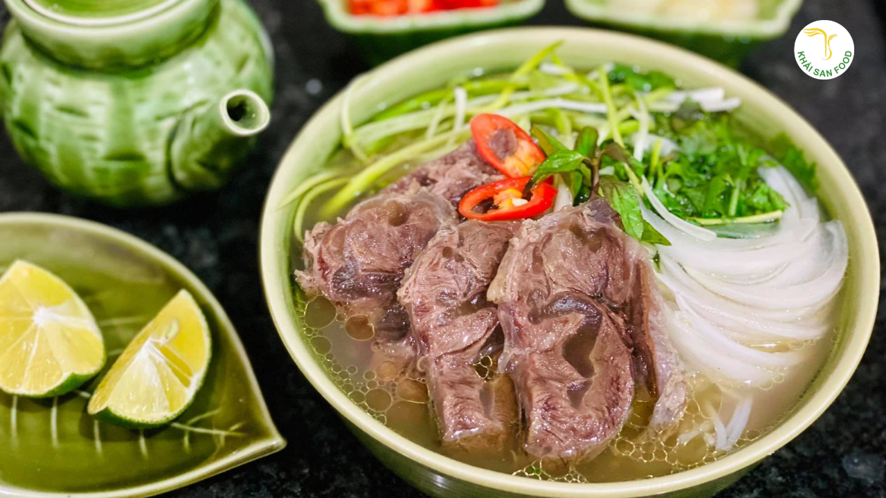 Phở luôn là món ăn ngon Việt Nam được các du khách nước ngoài yêu thích hàng đầu
