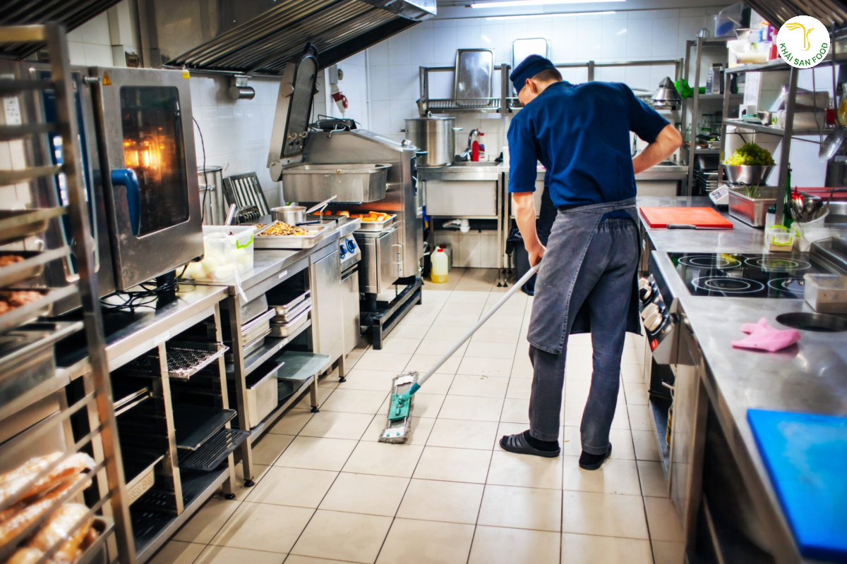 Làm sao để kiểm tra vệ sinh an toàn thực phẩm trong nhà bếp của nhà hàng, khách sạn?