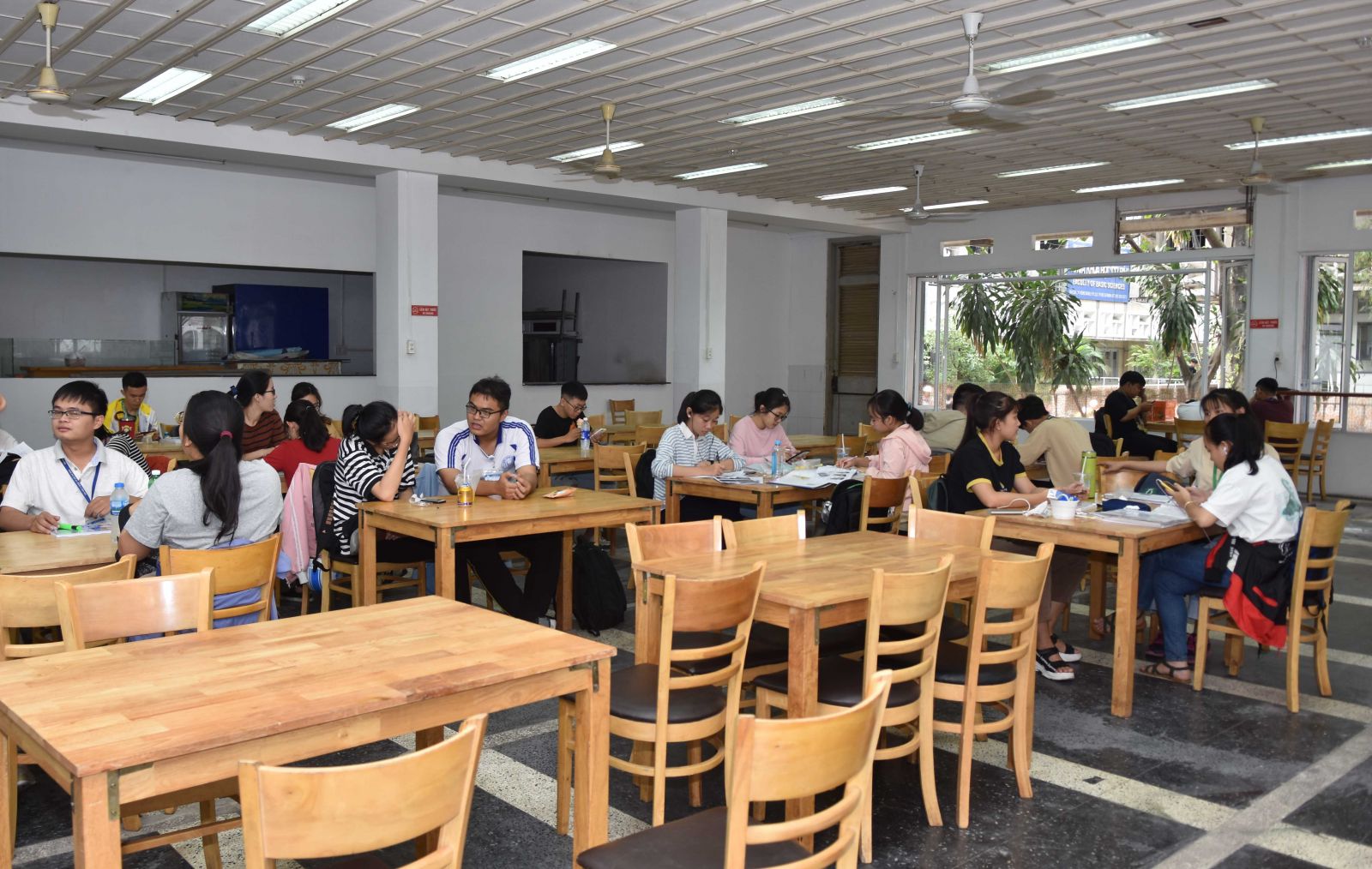 Đấu thầu căn tin trường học