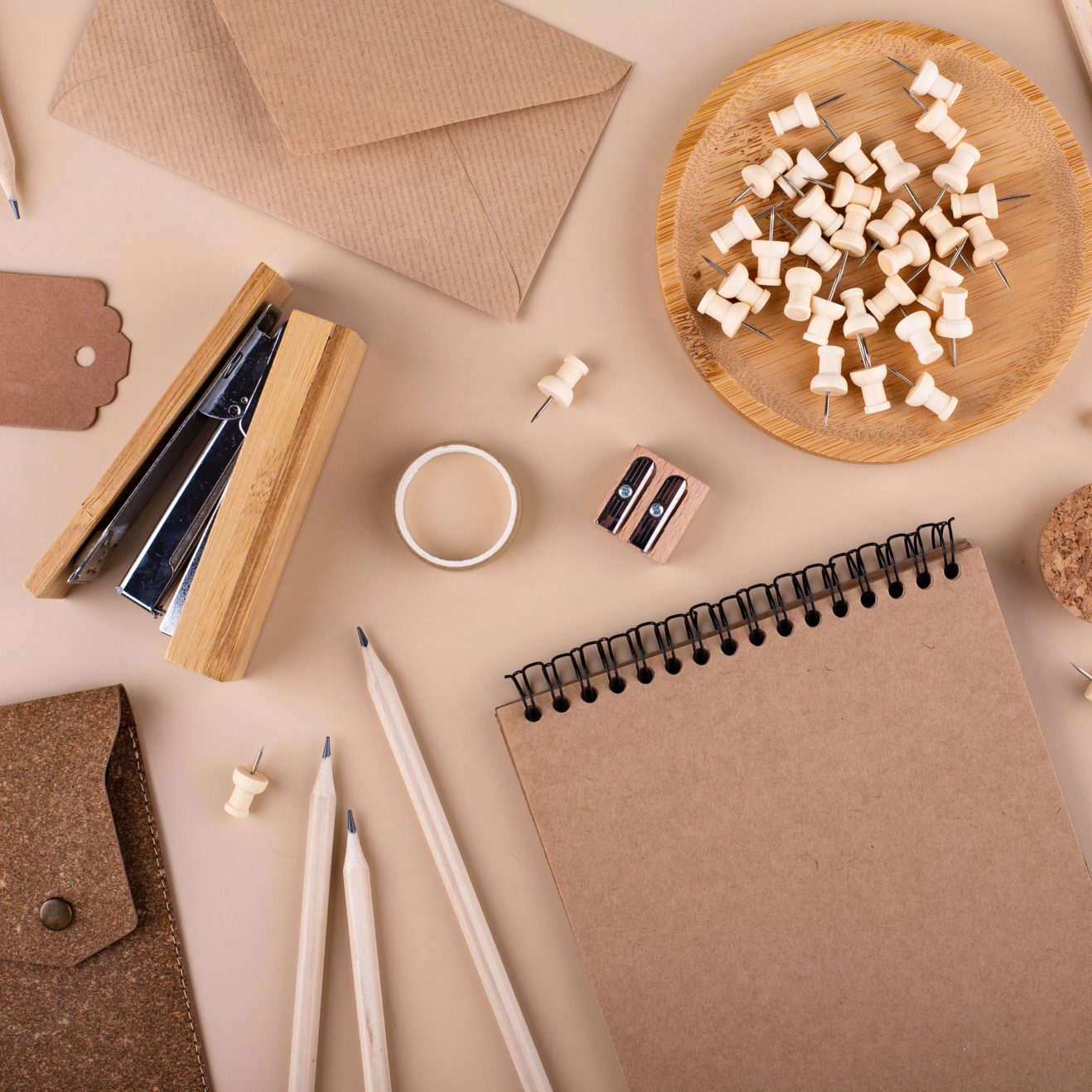 Kẹp Tài Liệu Và Các Vật Dụng Sắp Xếp Cần Có Trong Văn Phòng