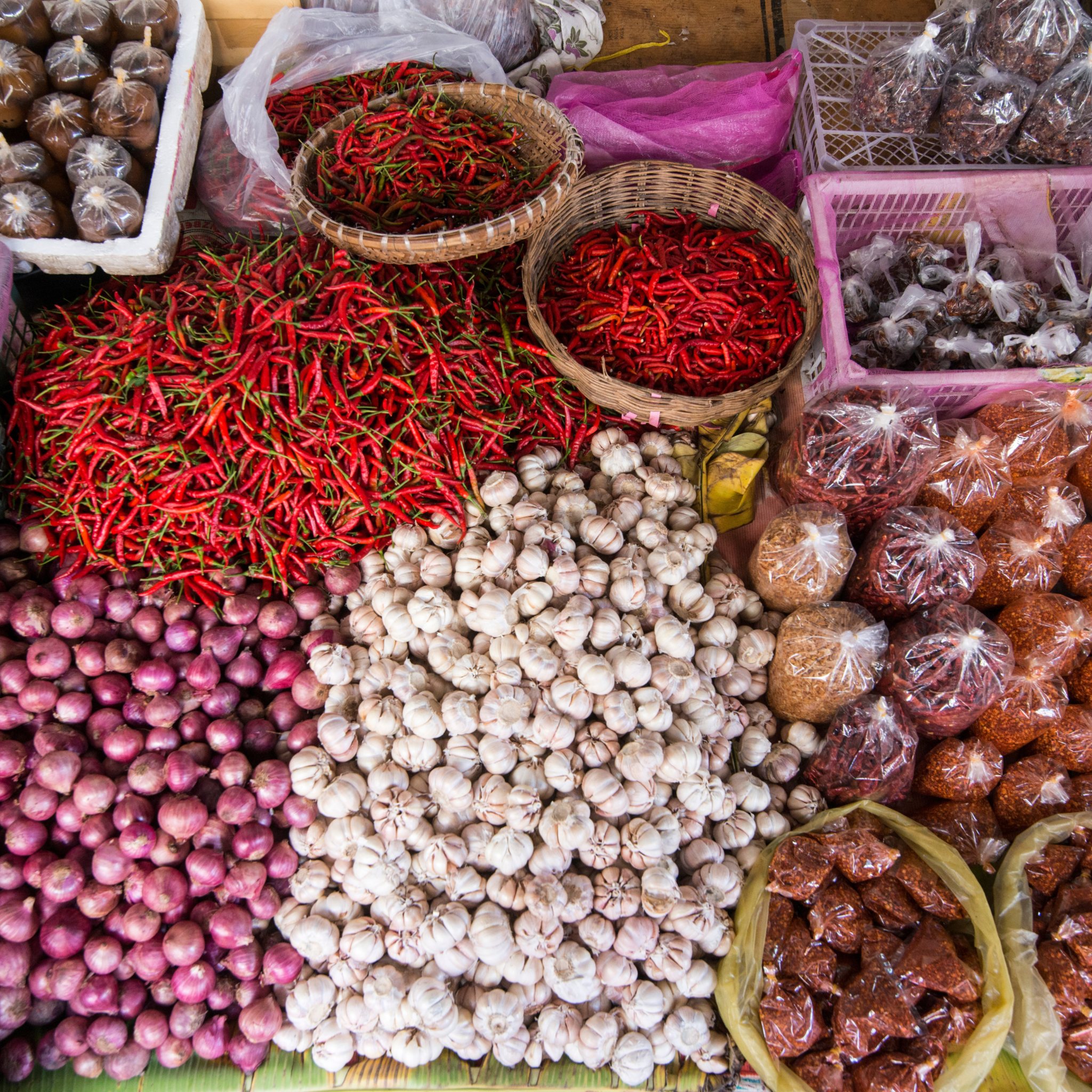 Mua các loại gia vị nấu ăn