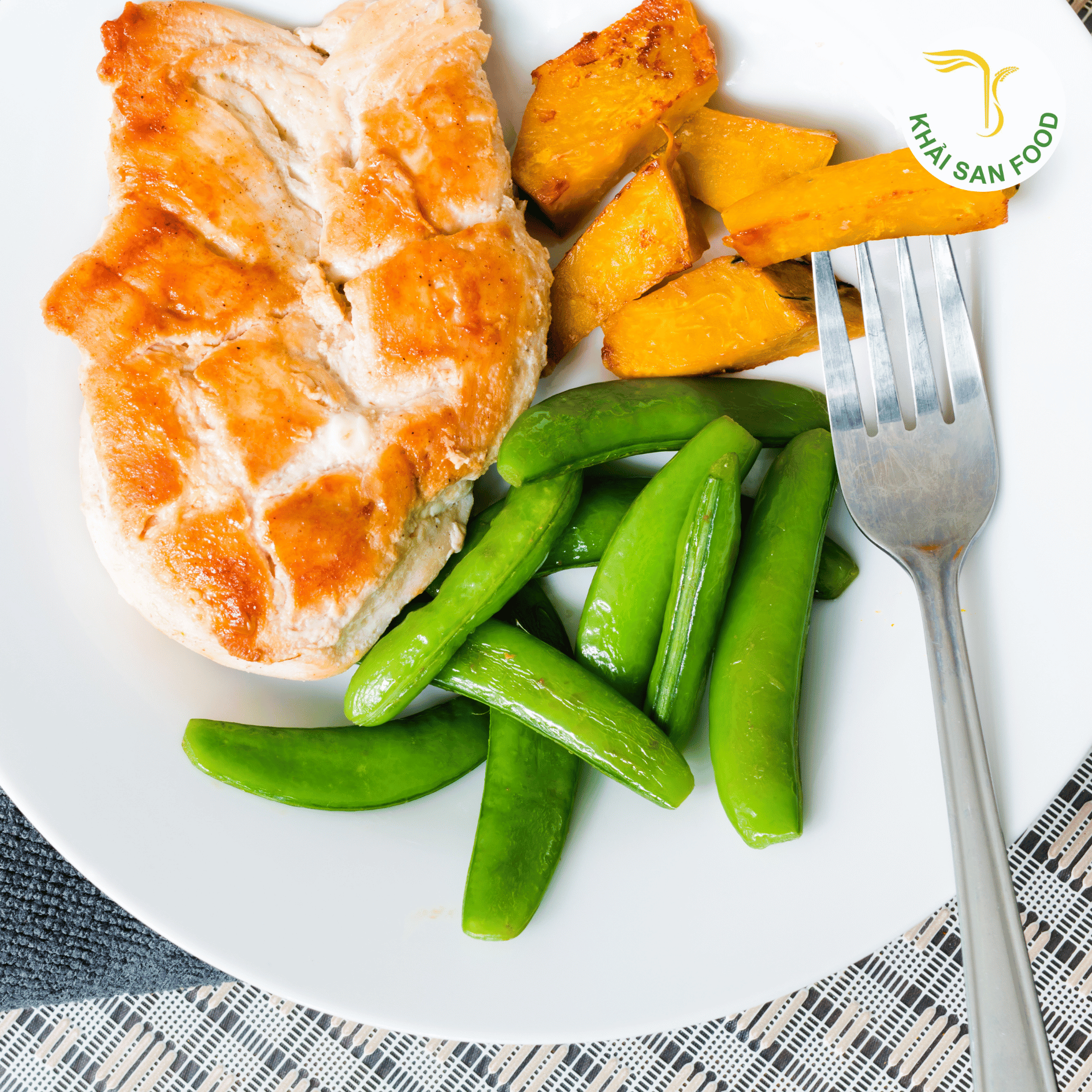 1 tuần ăn Eat Clean không phải gồng mình, ép bản thân trong những món ăn cố định. Bạn có thể biến tấu chúng để phù hợp với bản thân. Không phải 1 tuần 7 ngày duy trì bữa ăn Eat Clean đều phải lựa chọn rau, mà phụ thuộc vào độ tươi sạch, tươi của sản phẩm.