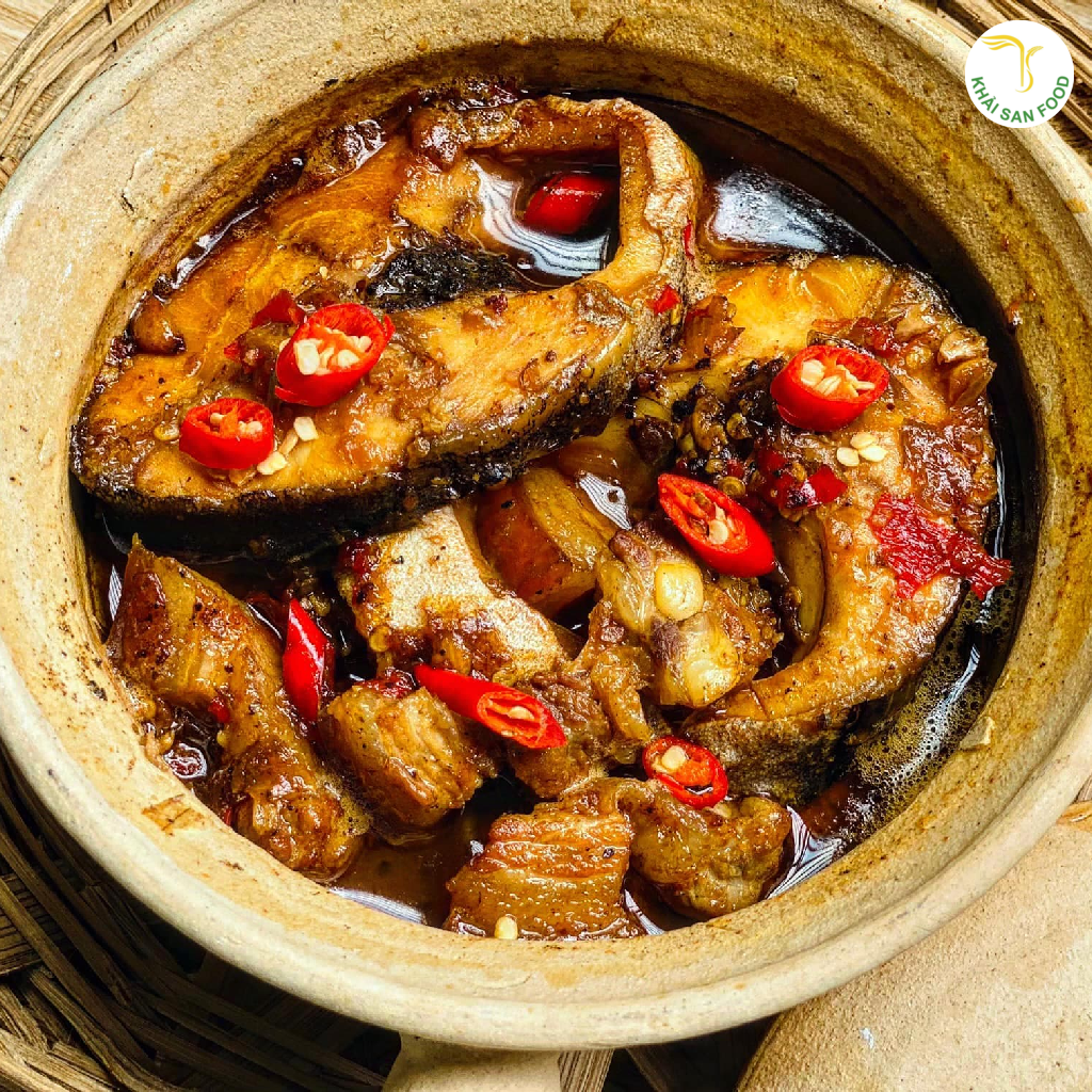 Một nồi cá kho thịt ba chỉ ngon có thể “cân” cả bữa cơm chỉ với thêm chén rau luộc hoặc dưa cải chua. Một nồi cá kho thịt ba chỉ ngon có thể “cân” cả bữa cơm chỉ với thêm chén rau luộc hoặc dưa cải chua.